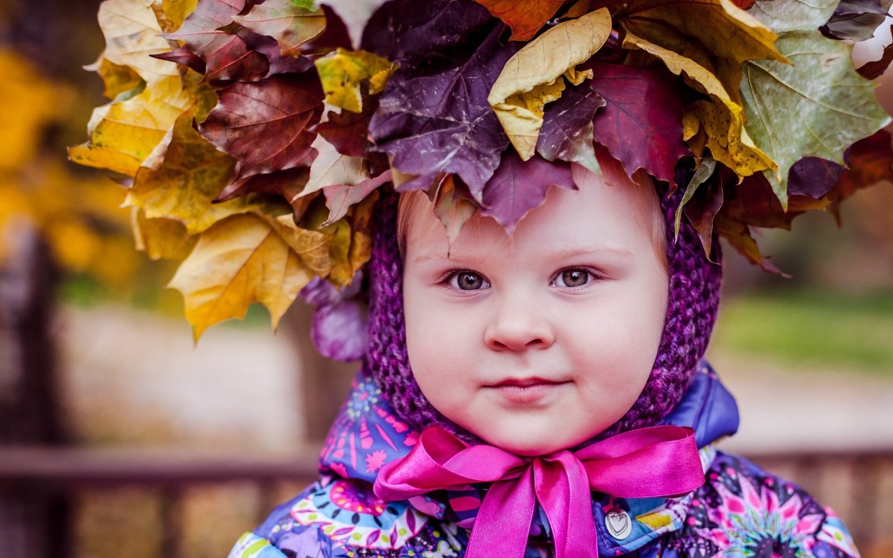 Обои листья, девочка, ребенок, leaves, girl, child разрешение 3000x2000 Загрузить