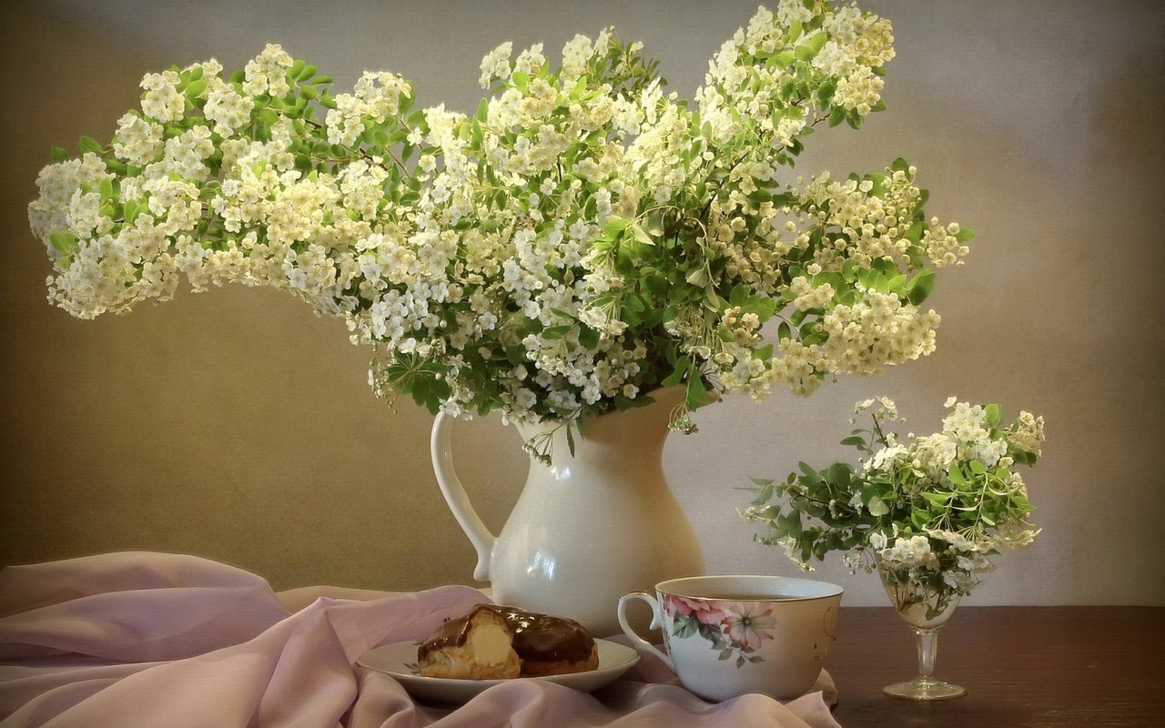 Обои букет, кувшин, пирожное, спирея, bouquet, pitcher, cake, spiraea разрешение 1920x1349 Загрузить