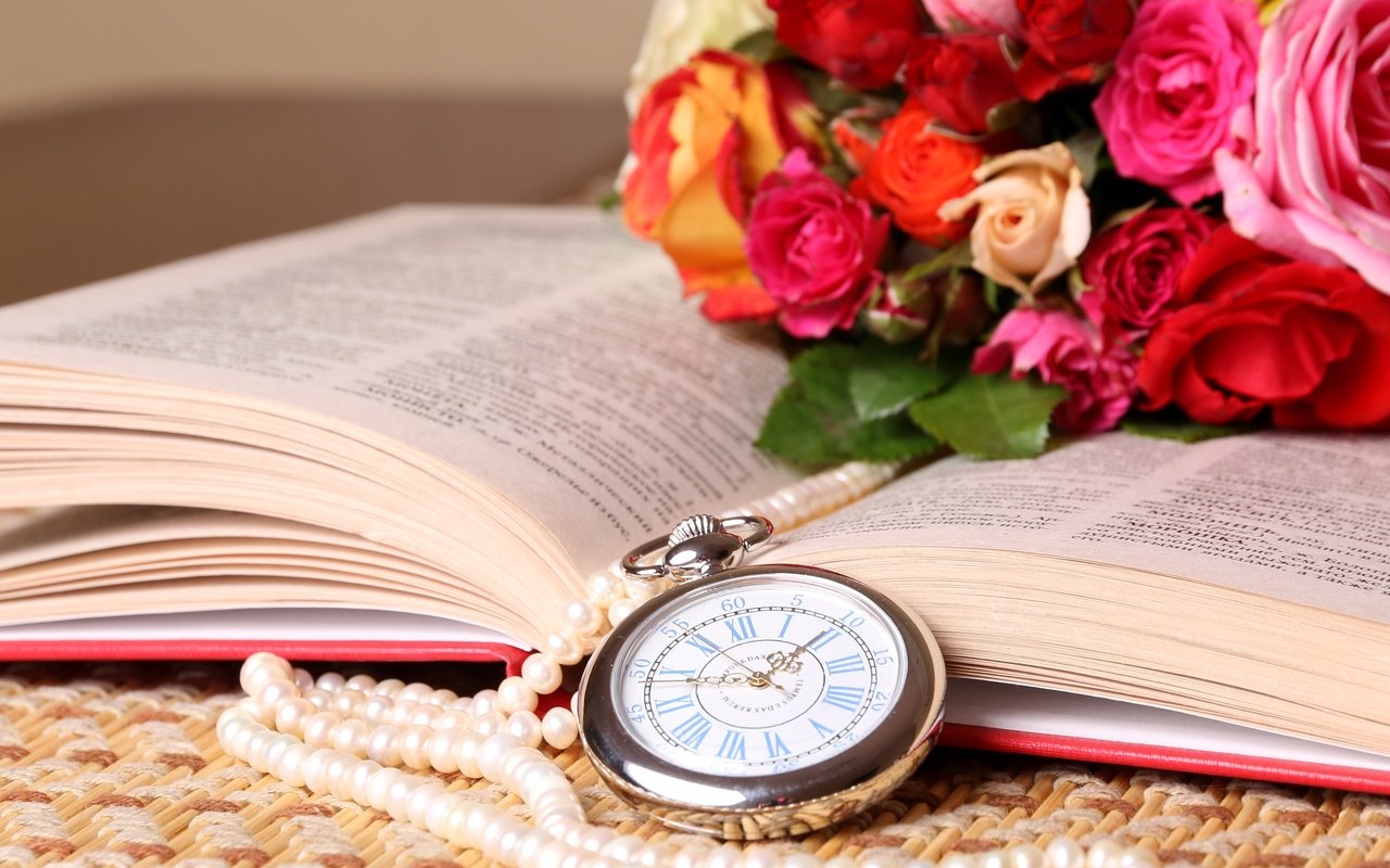 Обои розы, часы, букет, книга, ожерелье, roses, watch, bouquet, book, necklace разрешение 3600x2280 Загрузить