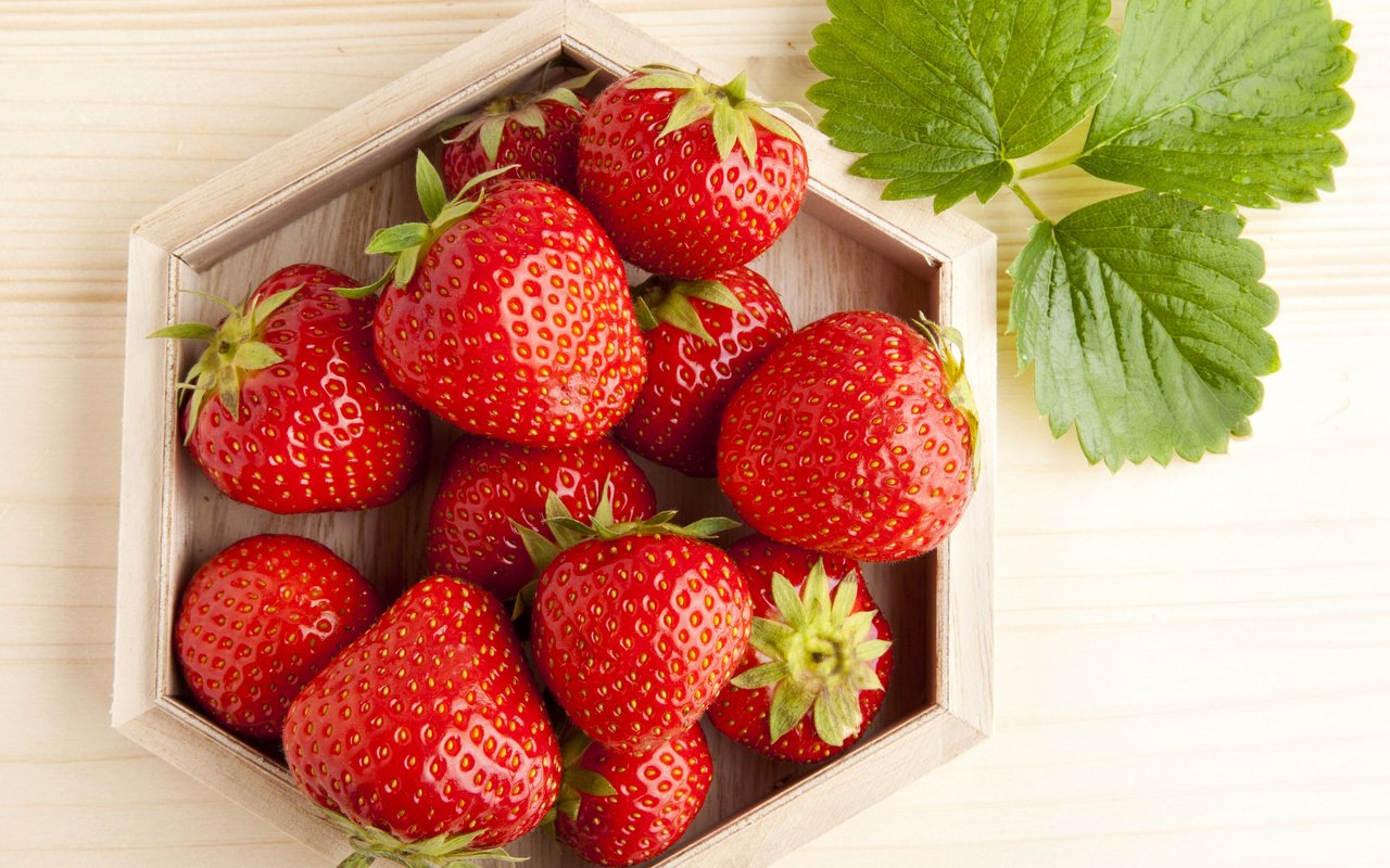 Обои ягода, красная, клубника, зеленые, листочки, berry, red, strawberry, green, leaves разрешение 3952x3560 Загрузить