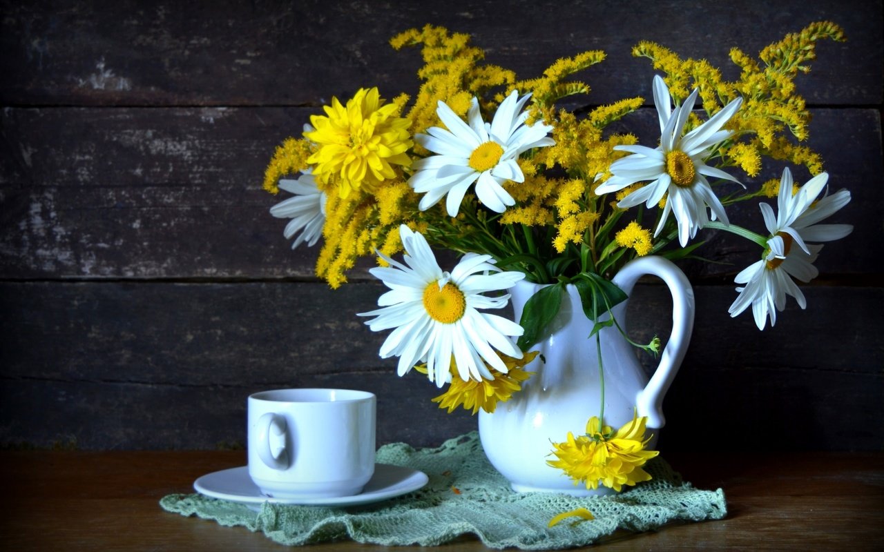 Обои ромашки, букет, чашка, рудбекия, chamomile, bouquet, cup, rudbeckia разрешение 1920x1205 Загрузить