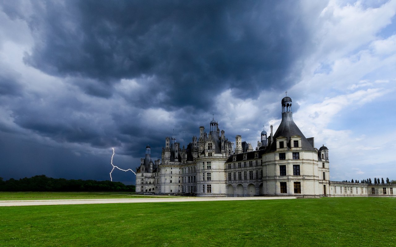 Обои небо, тучи, молния, замок, франция, гроза, франци, chateau de chambord, шато шамбор, the sky, clouds, lightning, castle, france, the storm, chateau chambord разрешение 2048x1255 Загрузить