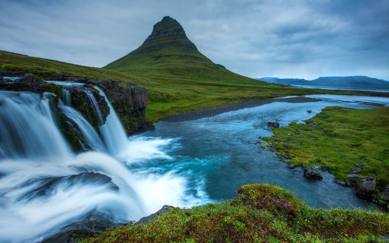 Обои зелень, гора, водопад, исландия, snæfellsnes national park, киркьюфетль, greens, mountain, waterfall, iceland, kirkjufell разрешение 6016x4016 Загрузить