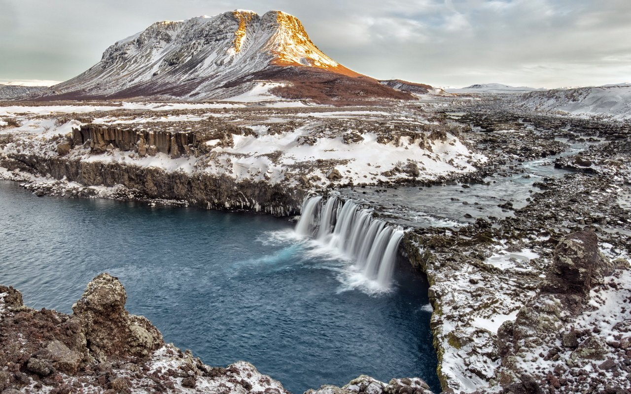 Обои река, скалы, снег, камни, зима, гора, водопад, river, rocks, snow, stones, winter, mountain, waterfall разрешение 2560x1600 Загрузить