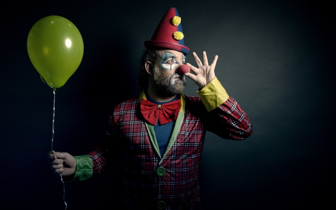 Обои человек, шарик, клоун, people, ball, clown разрешение 2048x1365 Загрузить