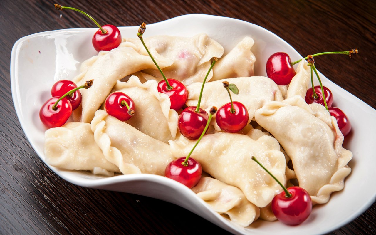 Обои ягоды, вишня, вишенка, вареники, berries, cherry, dumplings разрешение 2880x1916 Загрузить