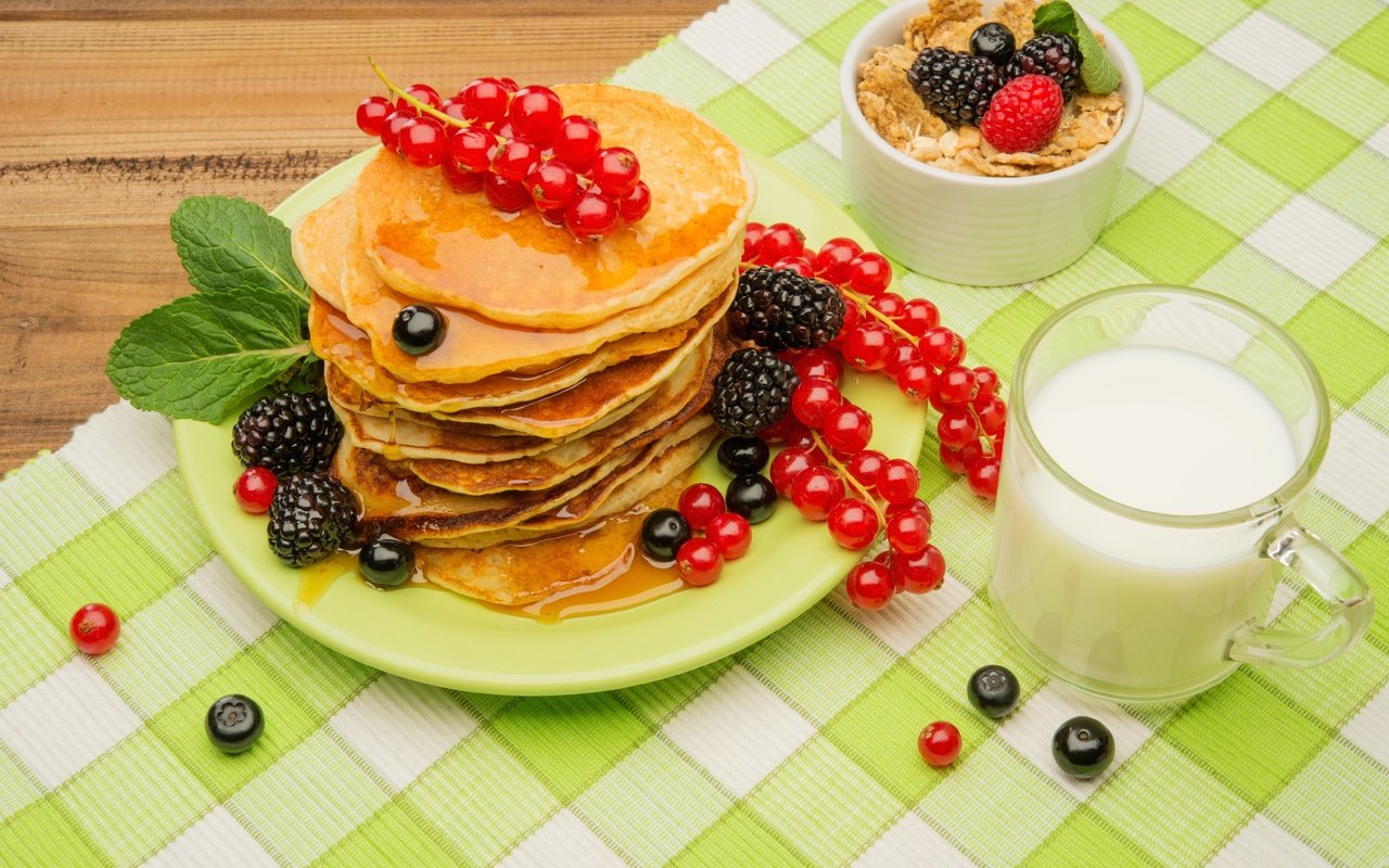 Обои ягоды, парное, лесные ягоды, черника, панкейк, завтрак, мед, красная смородина, блины, ежевика, мюсли, muesli, berries, fresh, blueberries, pancake, breakfast, honey, red currant, pancakes, blackberry разрешение 6550x4372 Загрузить