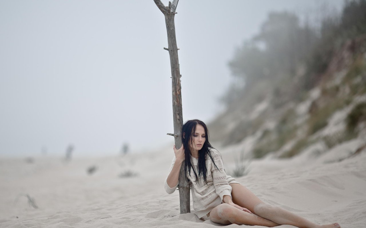 Обои девушка, песок, ножки, фотограф, губы, лицо, alexandr savichev, girl, sand, legs, photographer, lips, face разрешение 2048x1410 Загрузить