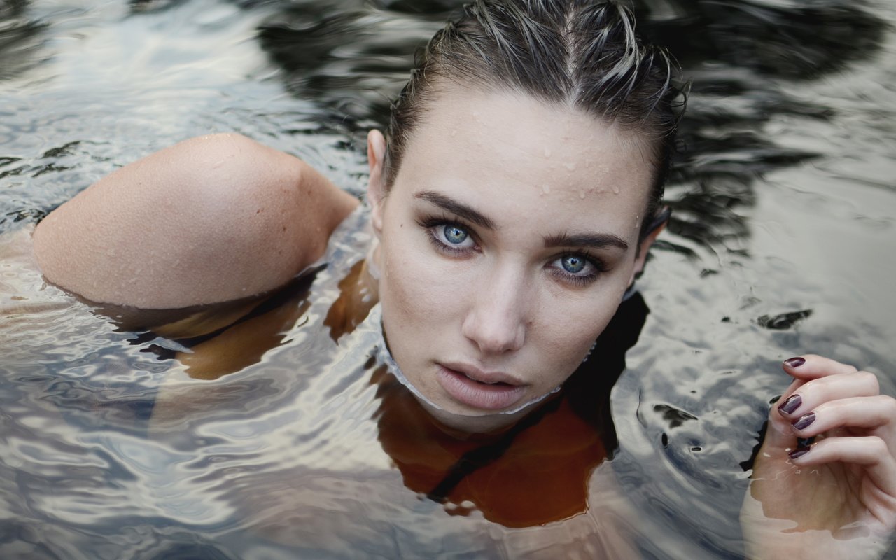 Обои глаза, вода, взгляд, модель, эмили дойл, eyes, water, look, model, emily doyle разрешение 4406x3078 Загрузить