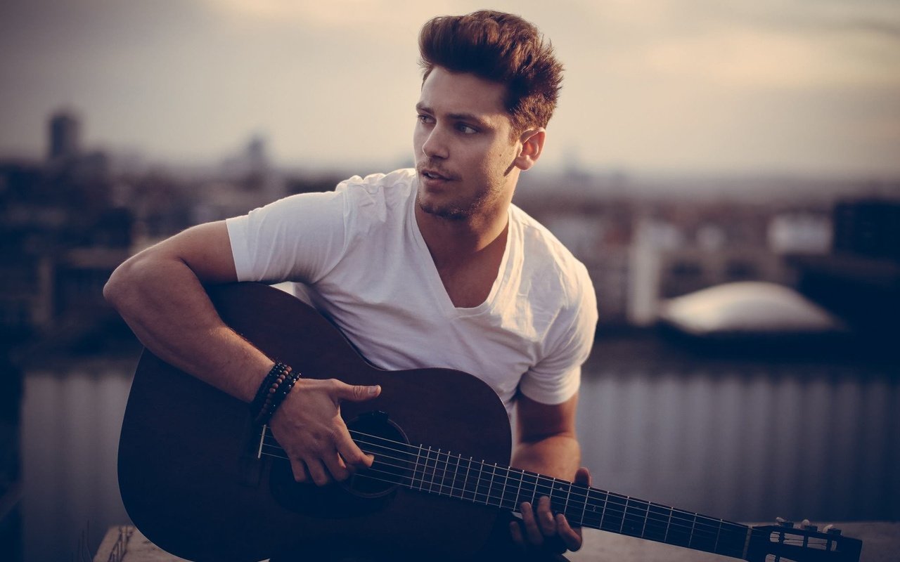 Обои гитара, мужчина, бастиан бейкер, швейцарский певец, guitar, male, bastian baker, swiss singer разрешение 2048x1365 Загрузить