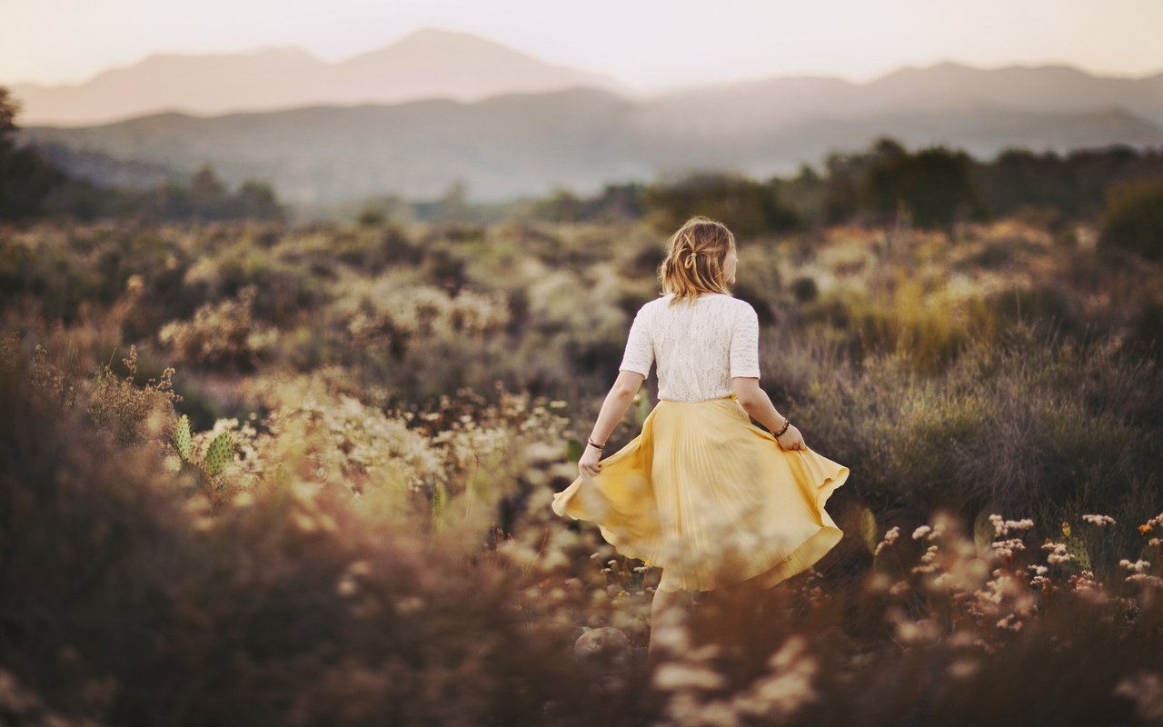 Обои трава, девушка, поле, юбка, спина, блузка, grass, girl, field, skirt, back, blouse разрешение 2048x1365 Загрузить