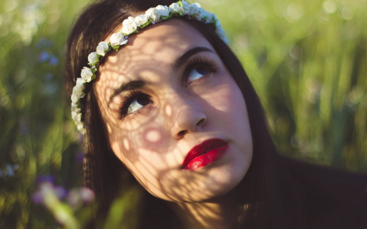 Обои глаза, трава, брюнетка, лицо, крупный план, венок, красные губы, eyes, grass, brunette, face, close-up, wreath, red lips разрешение 2048x1152 Загрузить