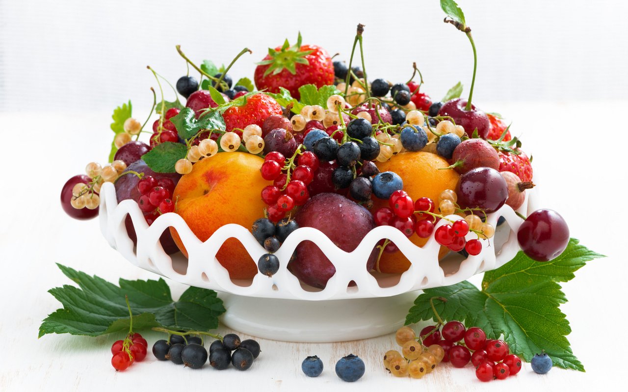 Обои фрукты, нектарин, клубника, слива, абрикос, ягоды, вишня, черника, смородина, крыжовник, fruit, nectarine, strawberry, drain, apricot, berries, cherry, blueberries, currants, gooseberry разрешение 2048x1367 Загрузить