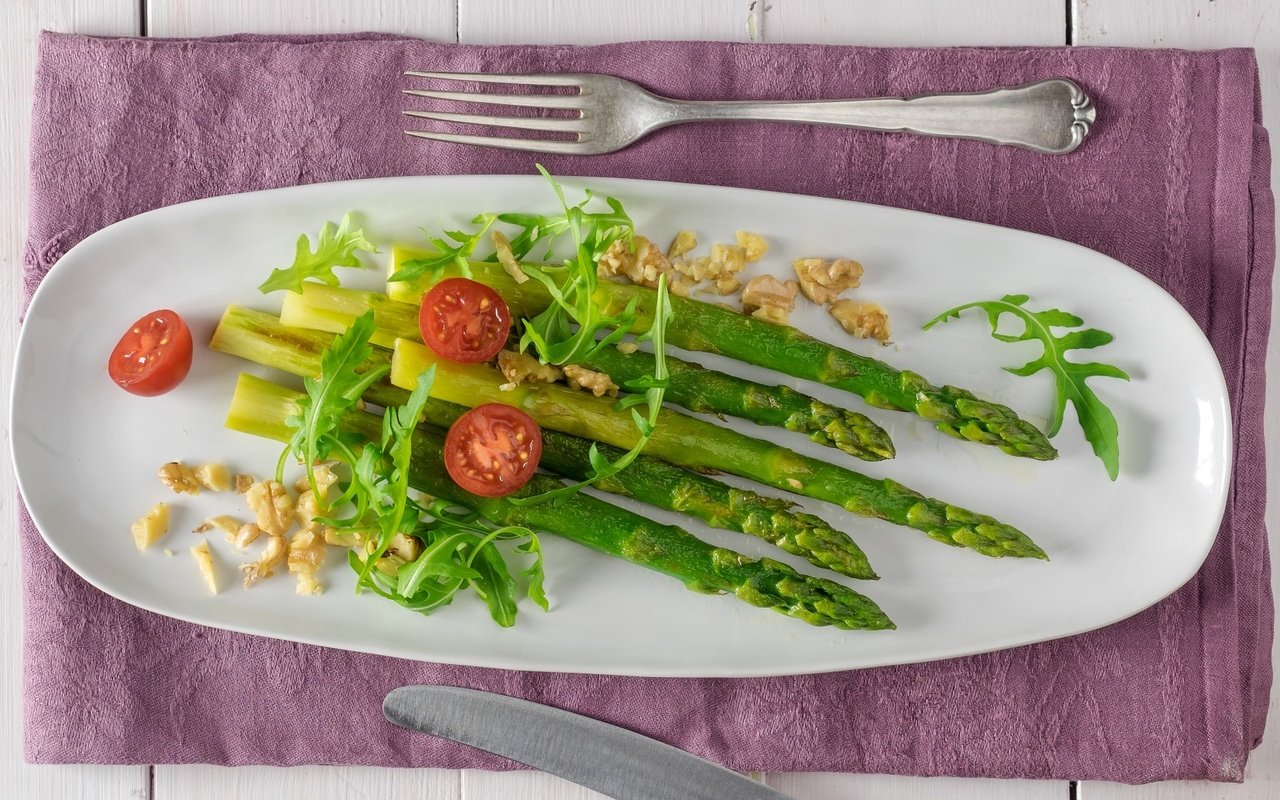 Обои орехи, овощи, помидоры, спаржа, руккола, nuts, vegetables, tomatoes, asparagus, arugula разрешение 1920x1114 Загрузить