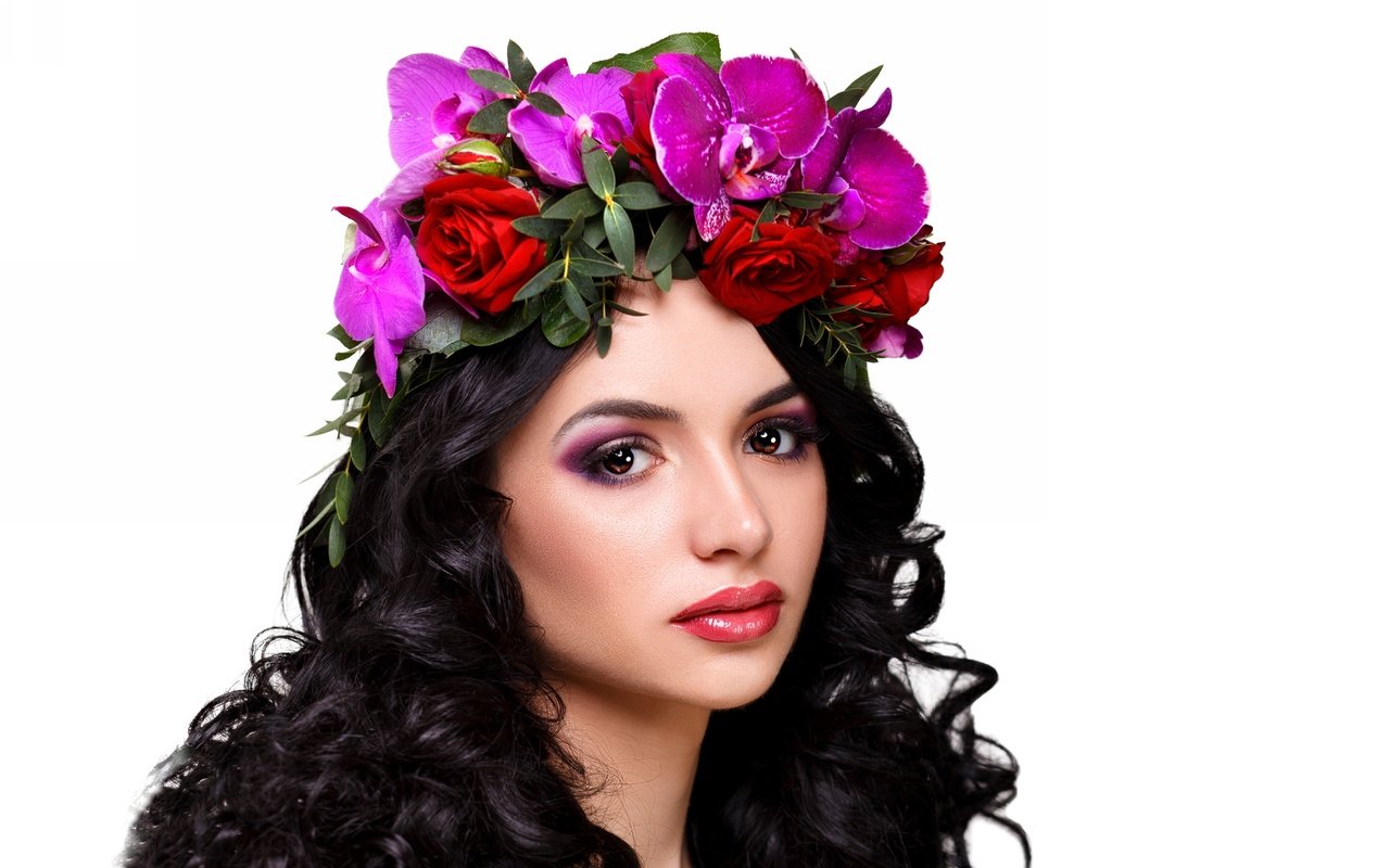 Обои цветы, девушка, брюнетка, взгляд, волосы, лицо, венок, flowers, girl, brunette, look, hair, face, wreath разрешение 4500x2812 Загрузить