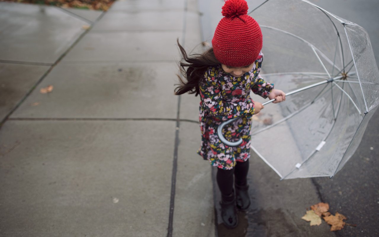 Обои девочка, зонт, ребенок, шапка, зонтик, girl, umbrella, child, hat разрешение 2048x1365 Загрузить