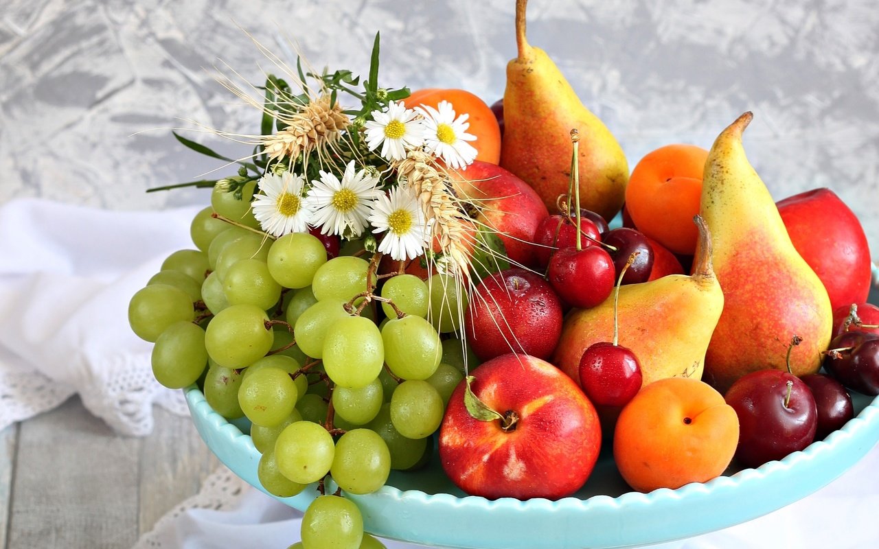 Обои цветы, виноград, фрукты, черешня, абрикос, груша, нектарин, flowers, grapes, fruit, cherry, apricot, pear, nectarine разрешение 2400x1596 Загрузить