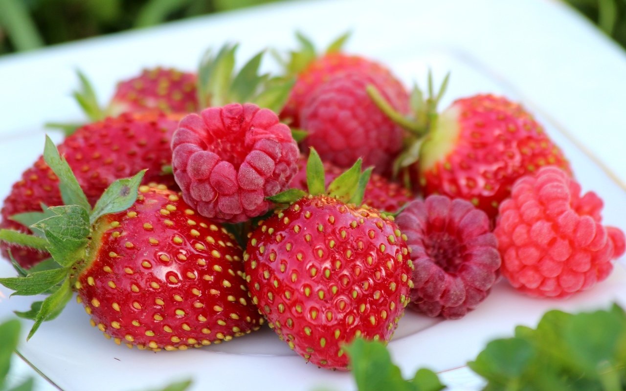 Обои малина, клубника, ягоды, raspberry, strawberry, berries разрешение 2000x1273 Загрузить