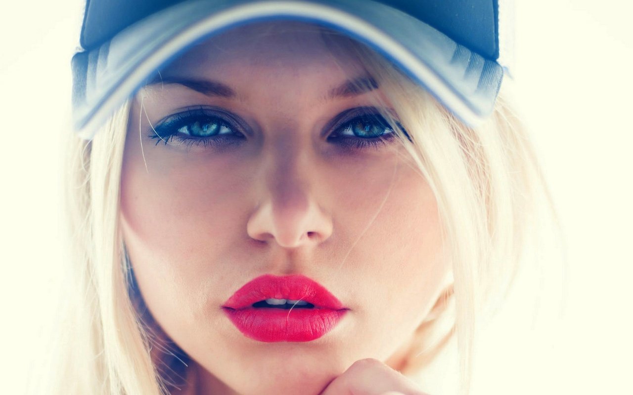 Обои девушка, блондинка, взгляд, губы, лицо, кепка, girl, blonde, look, lips, face, cap разрешение 2126x1704 Загрузить