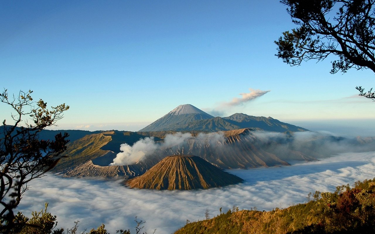 Обои небо, облака, горы, туман, высота, вулканы, кратеры, the sky, clouds, mountains, fog, height, volcanoes, craters разрешение 1920x1080 Загрузить