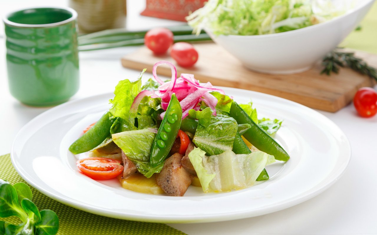 Обои овощи, горох, помидоры, салат, vegetables, peas, tomatoes, salad разрешение 2046x1246 Загрузить