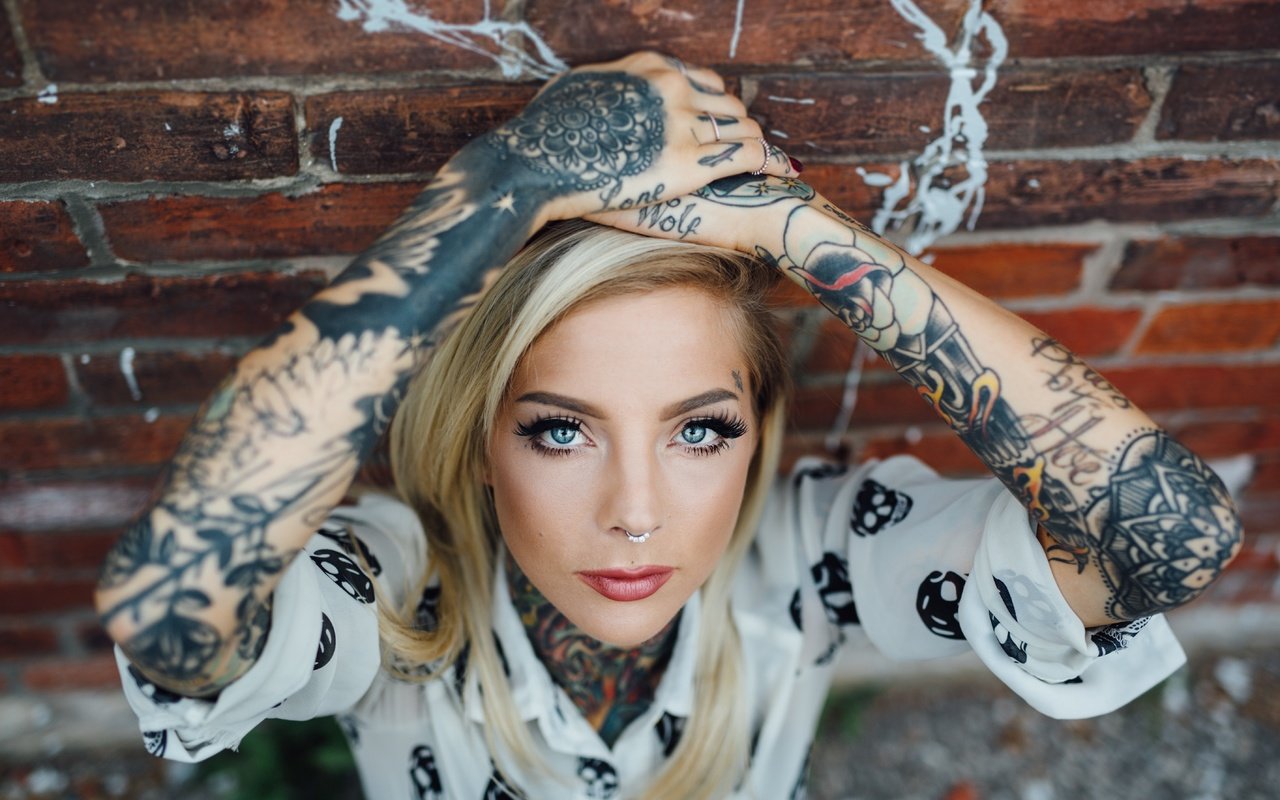 Обои глаза, madisonskye, tattoo girls, стиль, madison skye, кольца в носу, девушка, город, стена, тату, лицо, кирпич, eyes, style, nose rings, girl, the city, wall, tattoo, face, brick разрешение 5717x3729 Загрузить