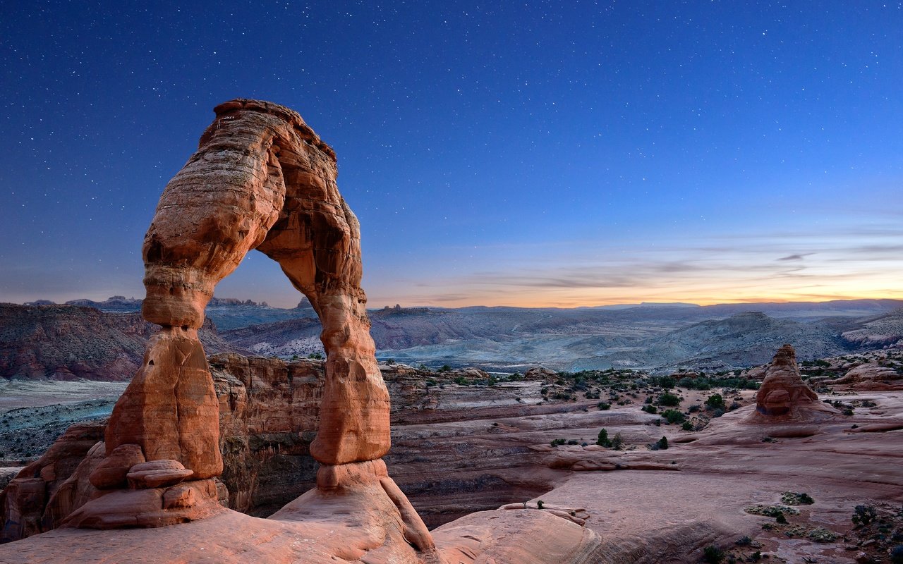 Обои небо, арка, камни, национальный парк арки, закат, delicate arch, звезды, горизонт, каньон, сша, юта, the sky, arch, stones, arches national park, sunset, stars, horizon, canyon, usa, utah разрешение 6016x4016 Загрузить