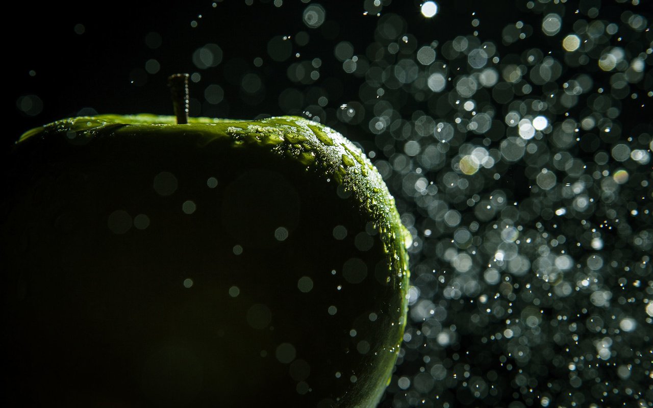 Обои макро, капли, фрукты, фотограф, яблоко, зеленое, hannes hochsmann, macro, drops, fruit, photographer, apple, green разрешение 2000x1334 Загрузить