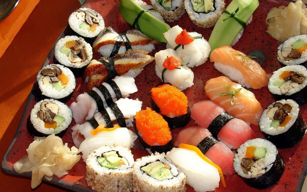 Обои имбирь, зелень, суши, красная рыба, грибы, роллы, япония, морепродукты, васаби, ломтики, японская кухня, россыпь, сашими, икра, лосось, перец, сервировка, рис, ginger, greens, sushi, red fish, mushrooms, rolls, seafood, japan, wasabi, slices, japanese cuisine, placer, sashimi, caviar, salmon, pepper, serving, figure разрешение 2880x2134 Загрузить