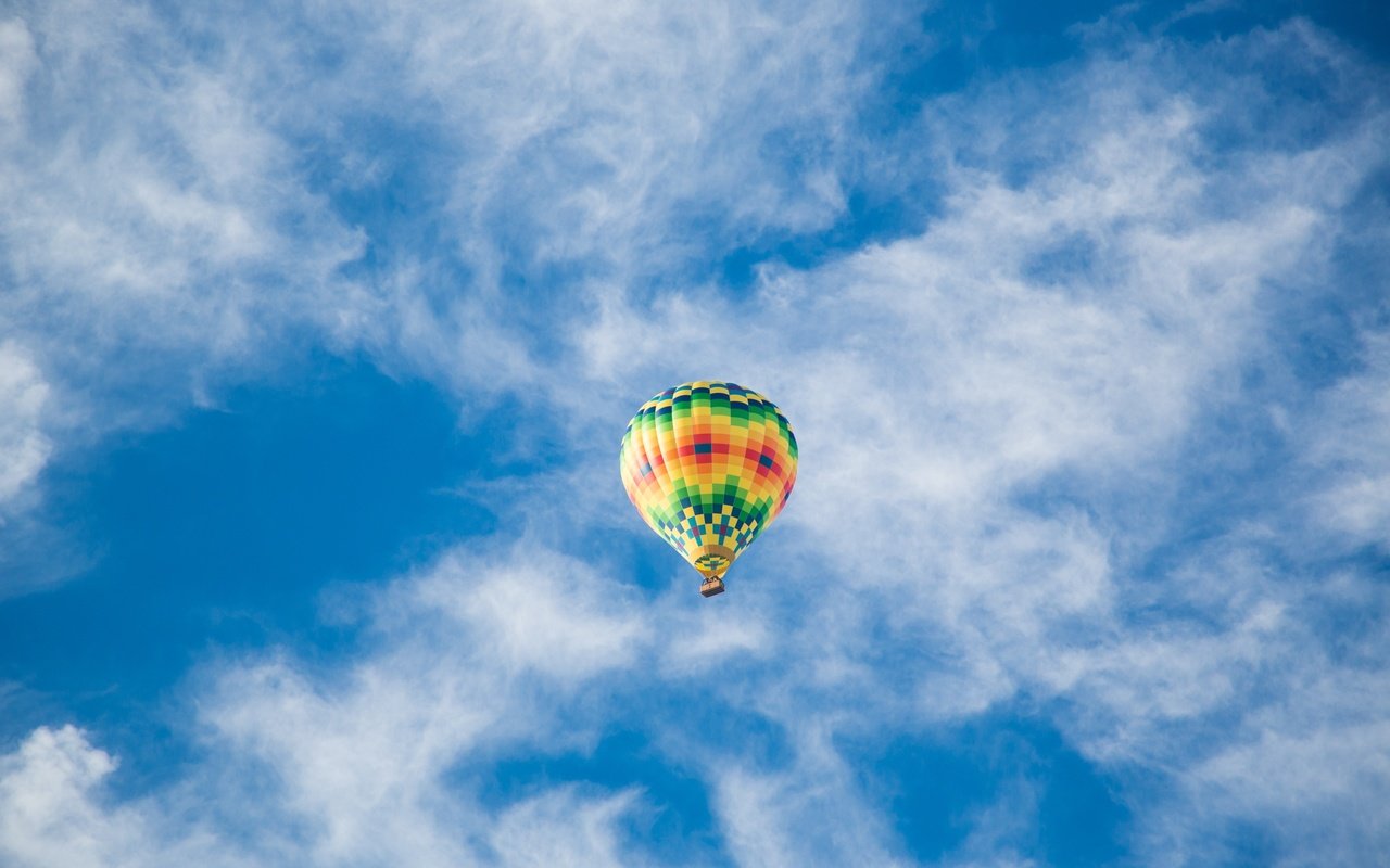 Обои небо, облака, полет, воздушный шар, голубое, the sky, clouds, flight, balloon, blue разрешение 2880x1800 Загрузить