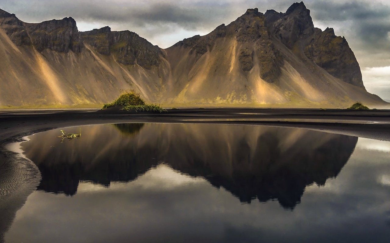 Обои озеро, горы, отражение, исландия, vestrahorn, coastal mountain range, stokksnes, lake, mountains, reflection, iceland разрешение 2048x1108 Загрузить