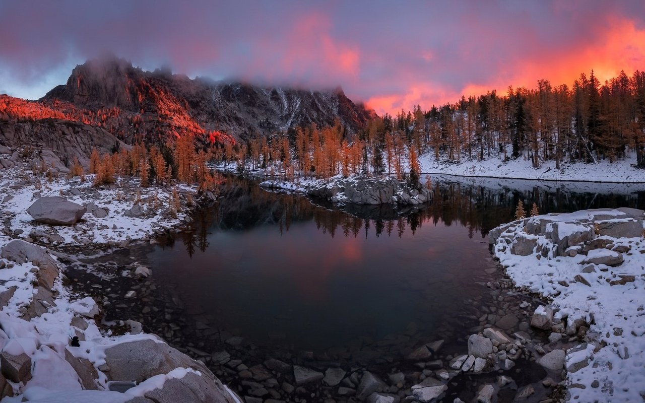 Обои озеро, горы, снег, закат, отражение, осень, enchanted leprechaun, lake, mountains, snow, sunset, reflection, autumn разрешение 1920x1100 Загрузить