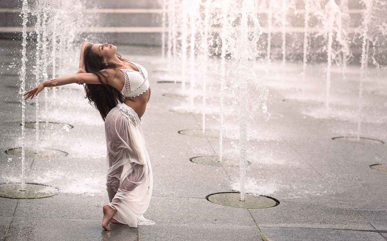 Обои девушка, танец, фонтаны, romina micheletty, girl, dance, fountains разрешение 2000x1335 Загрузить