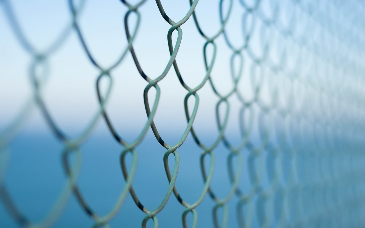 Обои макро, фон, забор, сетка, рабица, macro, background, the fence, mesh, netting разрешение 2048x1366 Загрузить