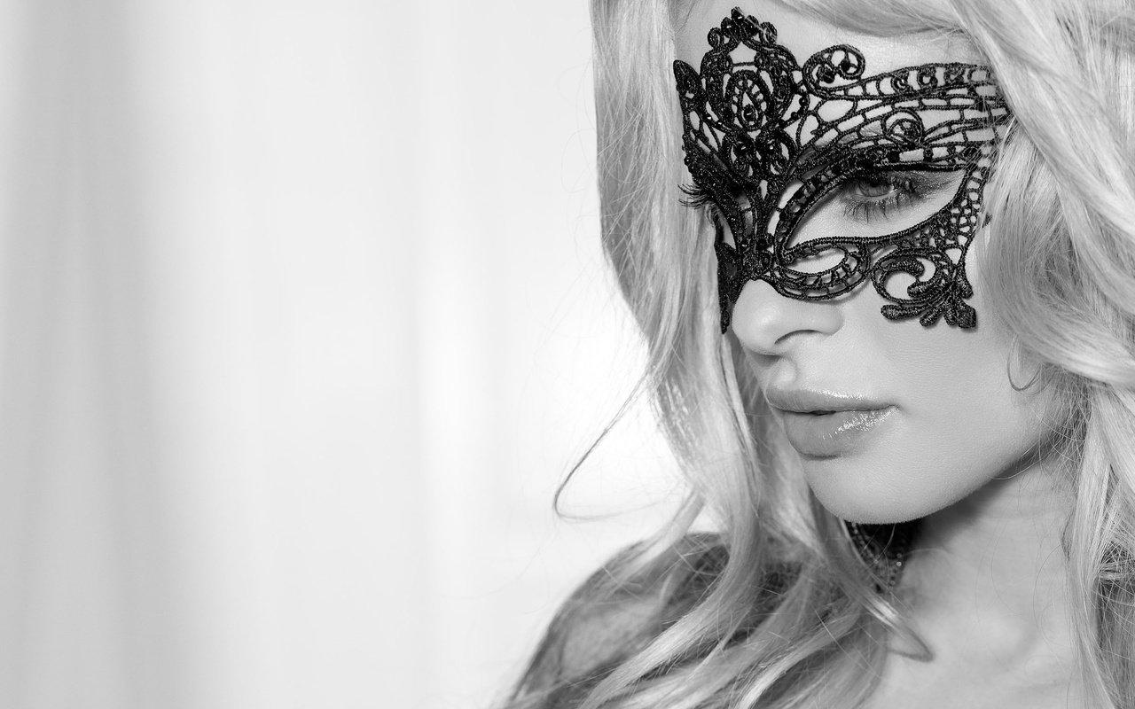 Обои маска, блондинка, красивая девушка, черно-белое фото, mask, blonde, beautiful girl, black and white photo разрешение 3000x1508 Загрузить