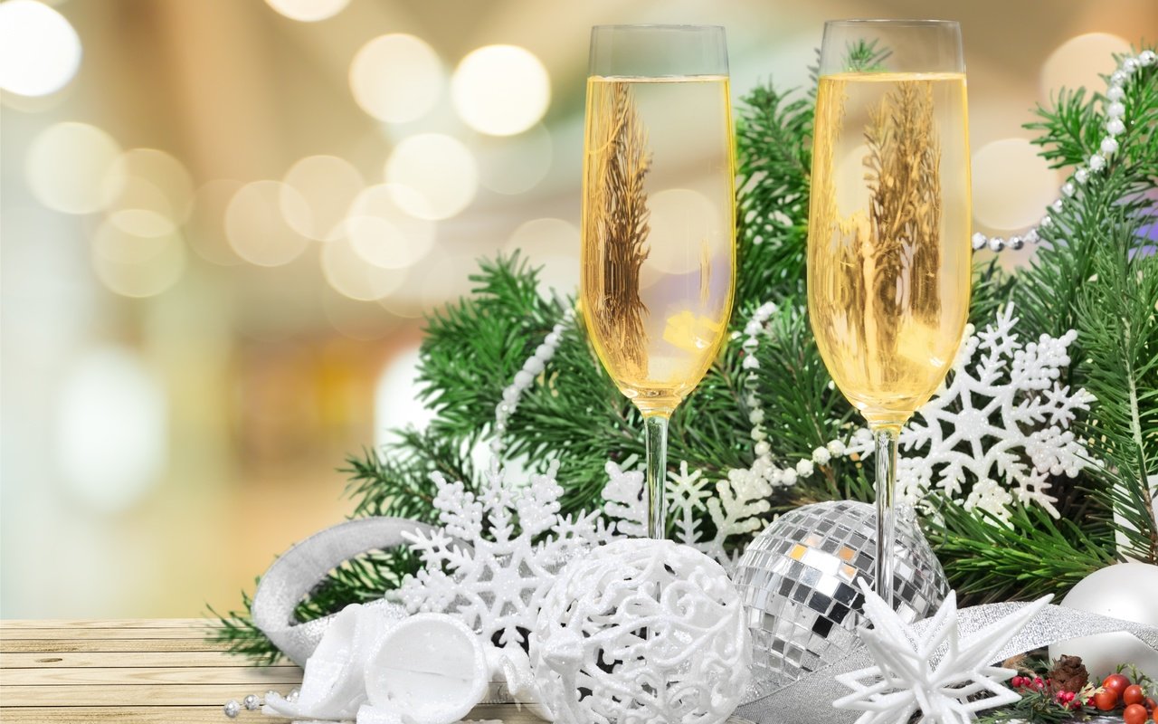 Бокалы с шампанским на новый год - вектор