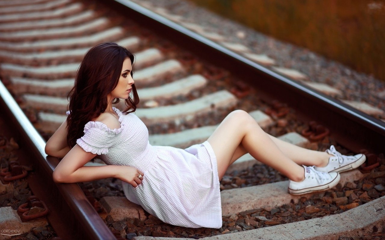 Обои рельсы, девушка, платье, опасность, железнодорожная дорога, rails, girl, dress, danger, railroad разрешение 2000x1290 Загрузить