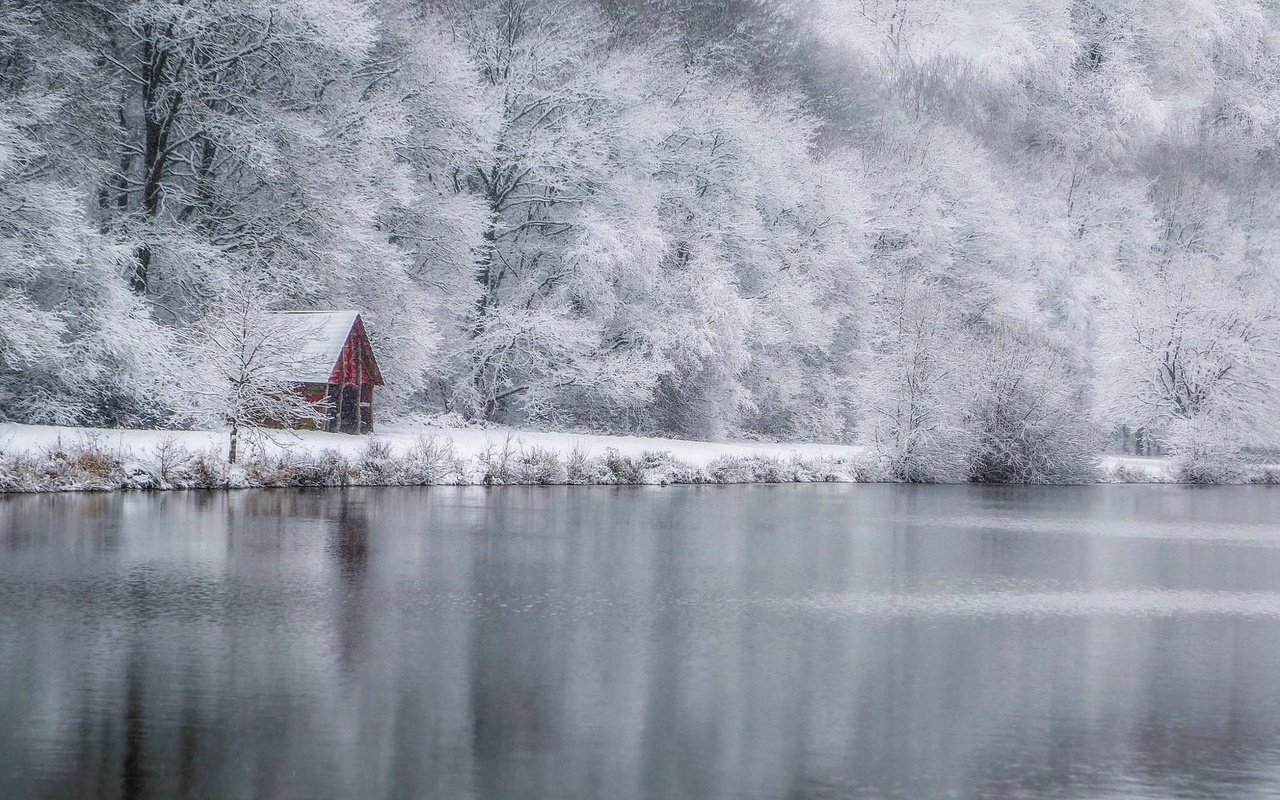 Обои деревья, хижина, вода, река, снег, природа, лес, зима, дом, trees, hut, water, river, snow, nature, forest, winter, house разрешение 2000x1296 Загрузить