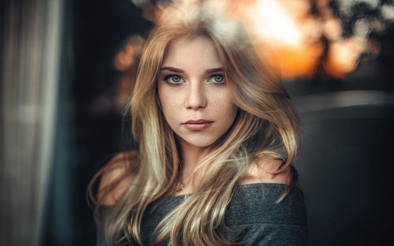 Обои девушка, блондинка, портрет, модель, лицо, стекло, стакан, girl, blonde, portrait, model, face, glass разрешение 1920x1280 Загрузить