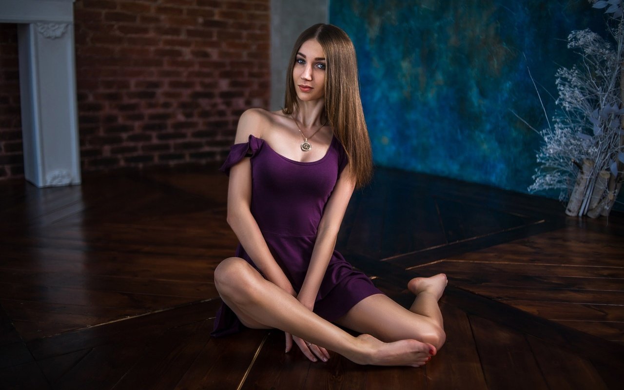 Обои девушка, платье, брюнетка, ожерелье, на полу.сидя, girl, dress, brunette, necklace, on the floor.sitting разрешение 2048x1366 Загрузить