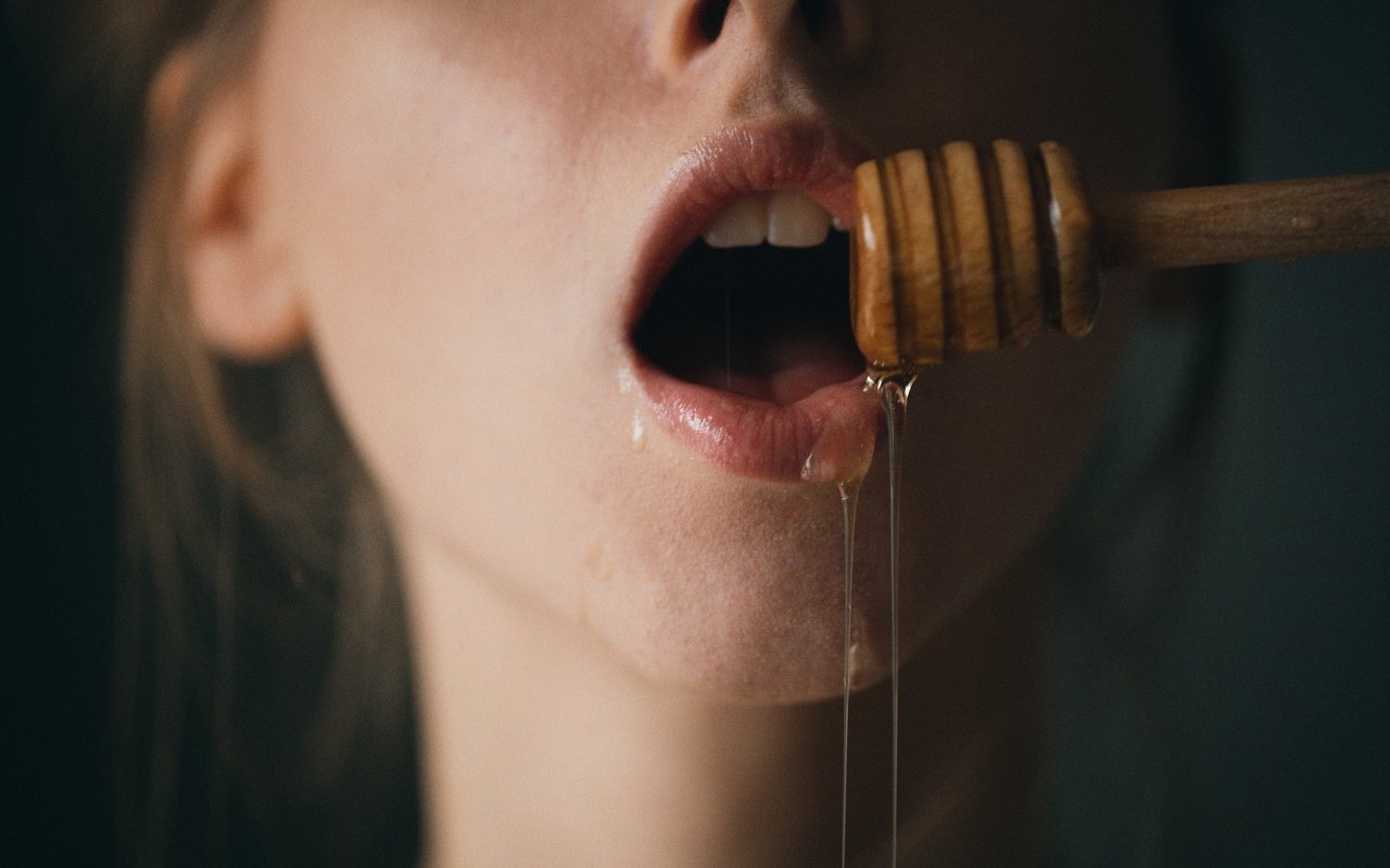 Обои девушка, еда, губы, лицо, мед, girl, food, lips, face, honey разрешение 2048x1365 Загрузить