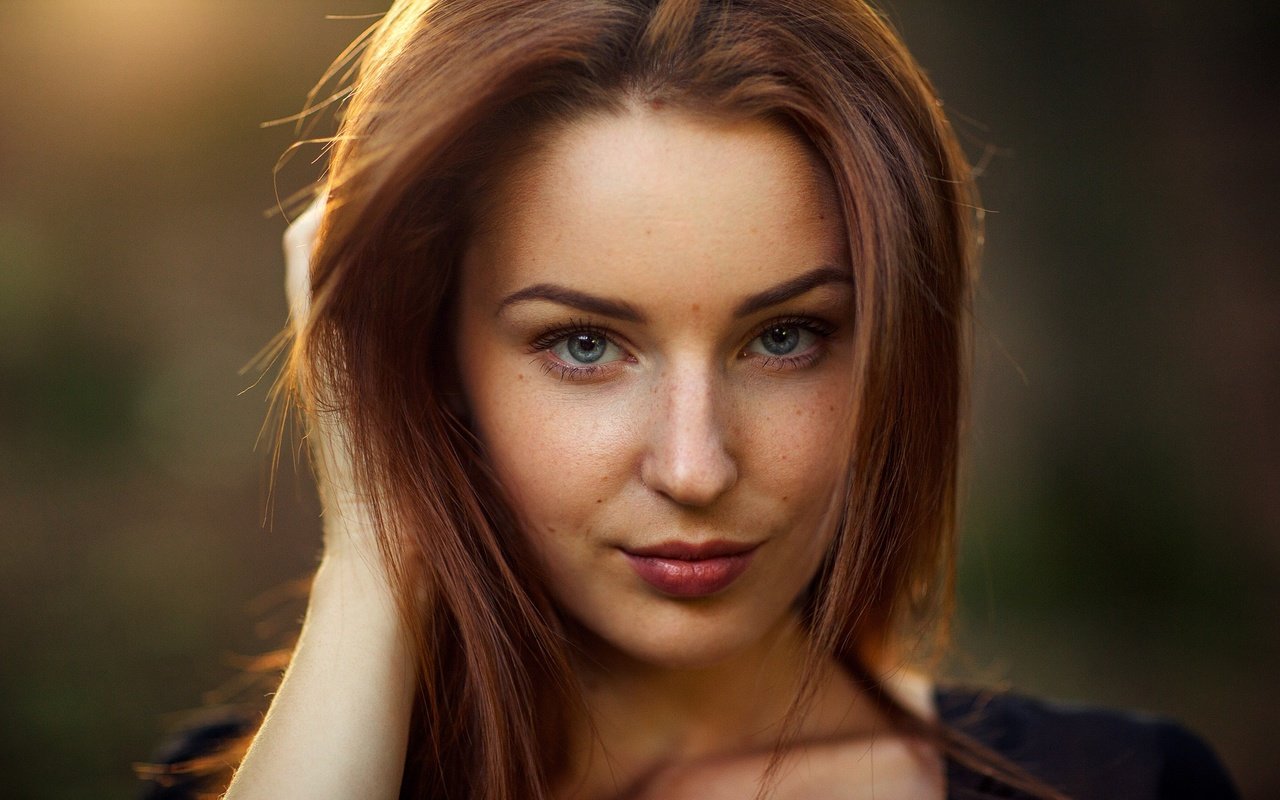 Обои свет, девушка, портрет, взгляд, волосы, лицо, eikonas, light, girl, portrait, look, hair, face разрешение 2048x1366 Загрузить