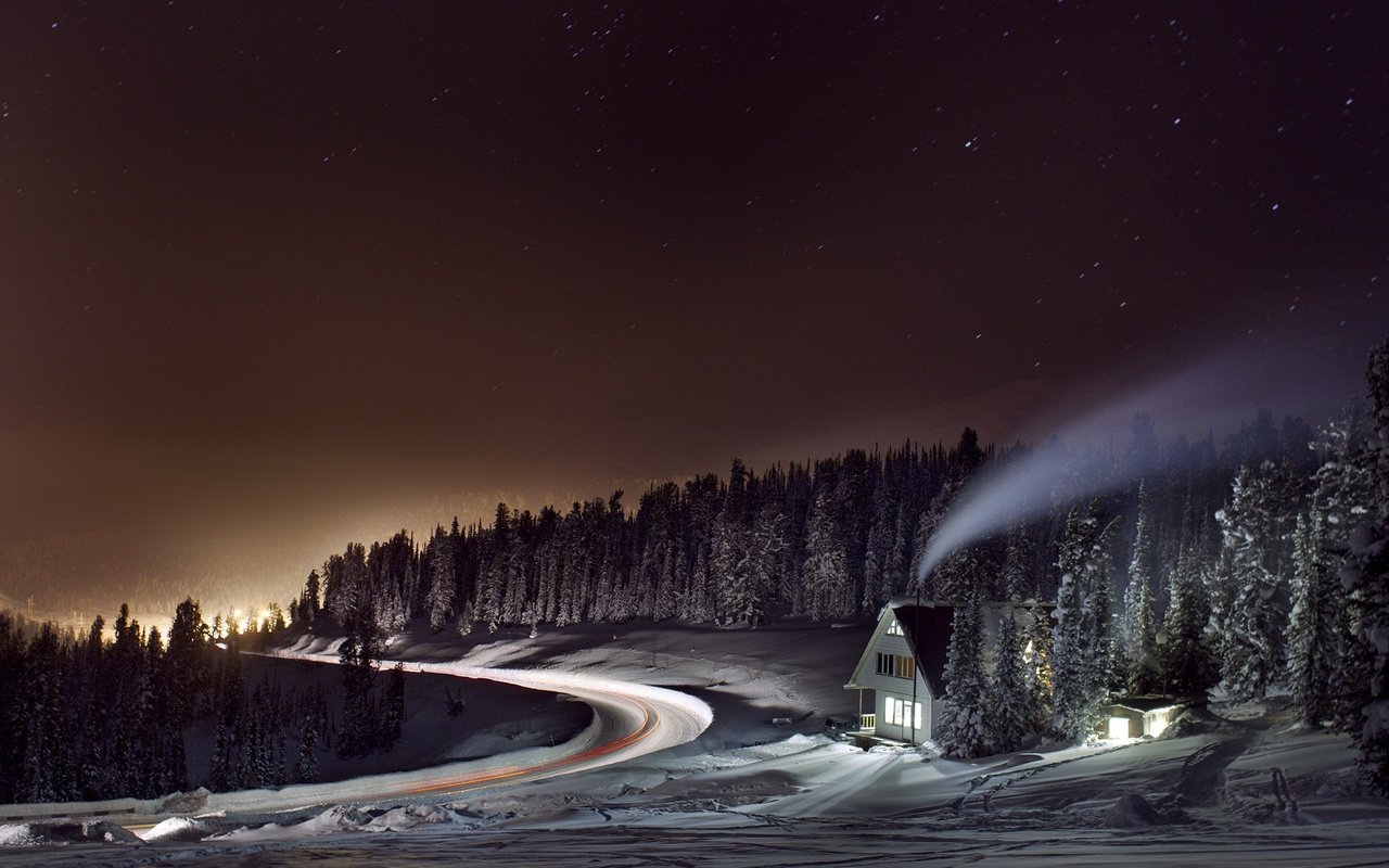 Обои свет, дорога, ночь, деревья, лес, зима, дым, дом, light, road, night, trees, forest, winter, smoke, house разрешение 1920x1280 Загрузить