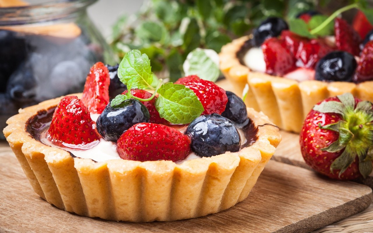 Обои клубника, сладенько, тарт, ягоды, крем, лесные ягоды, черника, сладкое, корзинка, десерт, тарталетка, аппетитная, delicious, strawberry, tart, berries, cream, blueberries, sweet, basket, dessert, tartlet разрешение 5348x3565 Загрузить