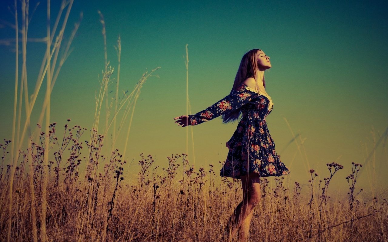 Обои трава, платье, блондинка, поле, модель, свобода, grass, dress, blonde, field, model, freedom разрешение 1920x1080 Загрузить