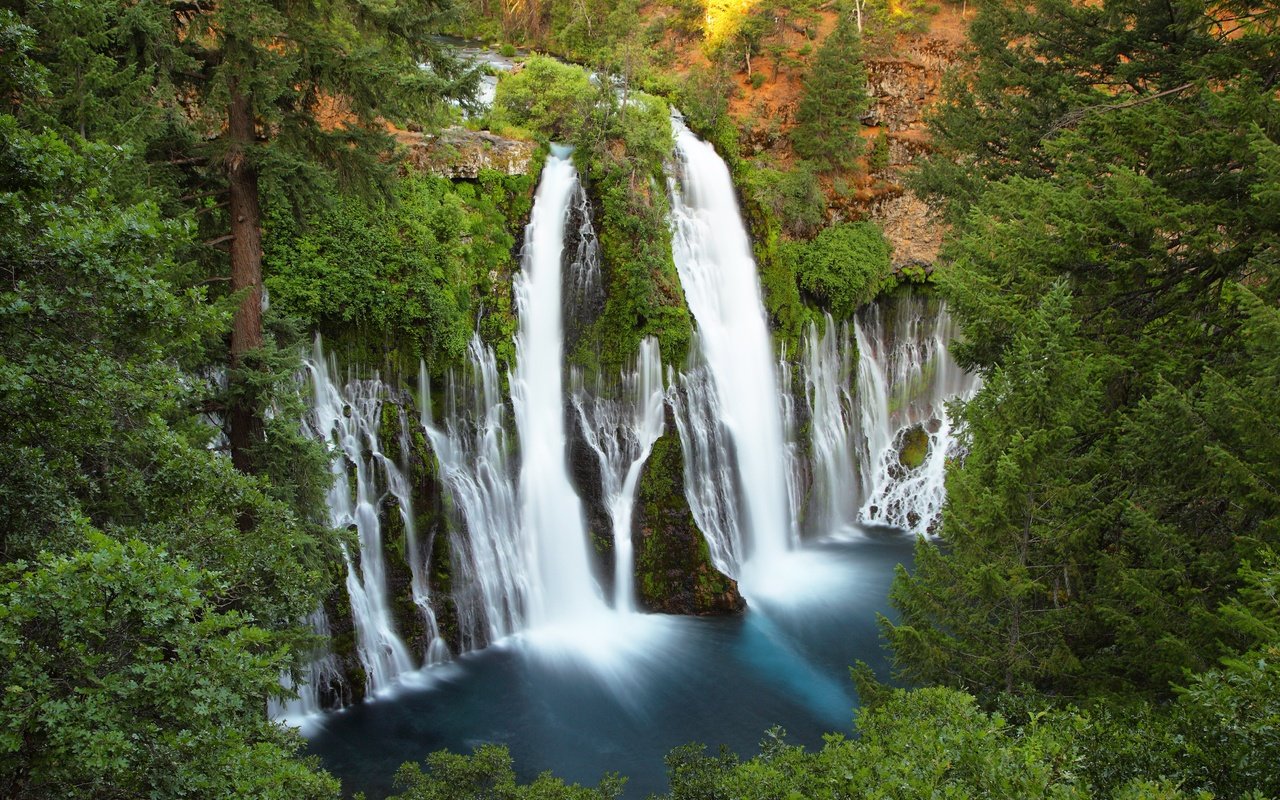 Обои деревья, ка­ли­фор­нийс­кая, скалы, macarthur, burney falls, лес, водопад, сша, сверху, калифорния, водопады, trees, california, rocks, forest, waterfall, usa, top, ca, waterfalls разрешение 5000x3333 Загрузить