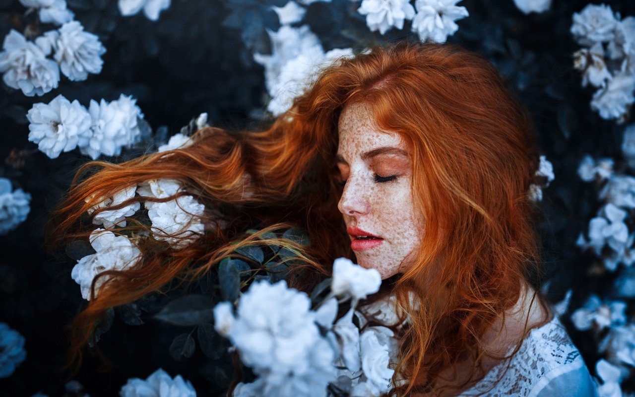 Обои цветы, девушка, рыжая, профиль, волосы, лицо, веснушки, flowers, girl, red, profile, hair, face, freckles разрешение 2048x1365 Загрузить