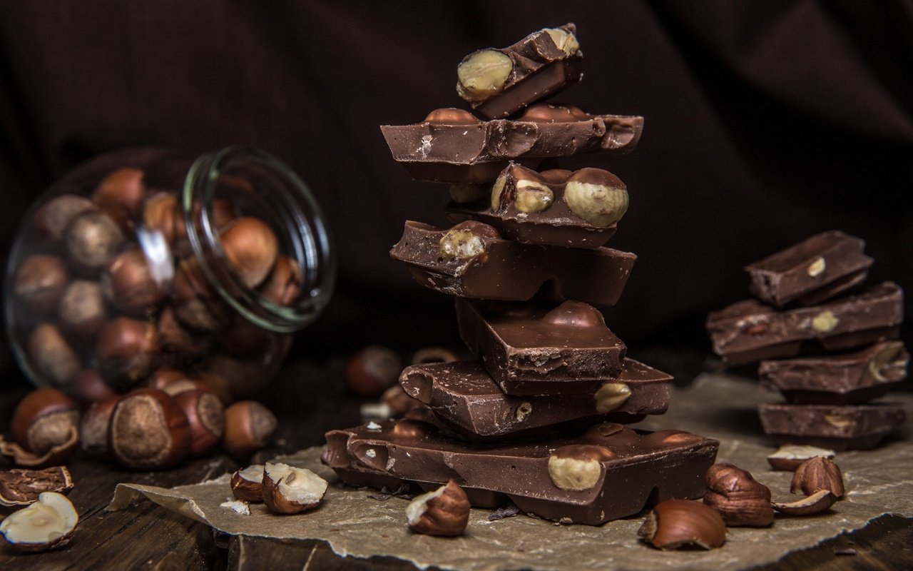 Обои орехи, шоколад, сладкое, фундук, nuts, chocolate, sweet, hazelnuts разрешение 2048x1365 Загрузить
