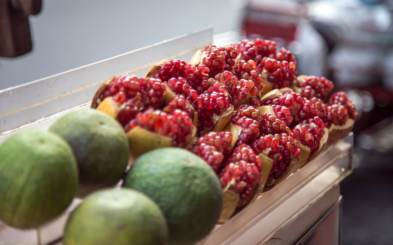 Обои фрукты, гранат, зерна граната, milada vigerova, fruit, garnet, pomegranate seeds разрешение 5472x3648 Загрузить