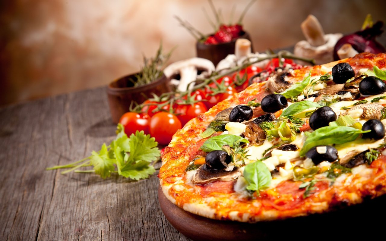 Обои зелень, грибы, помидоры, оливки, пицца, greens, mushrooms, tomatoes, olives, pizza разрешение 5616x3744 Загрузить